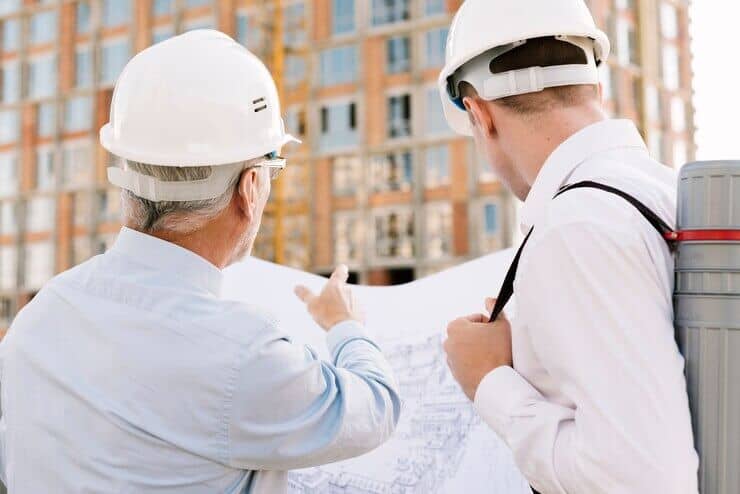 Engenheiros vistoriando obra - Gestão de Segurança do Trabalho